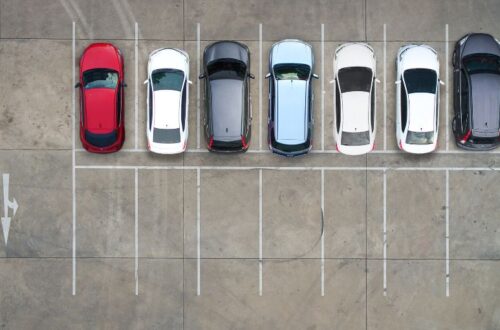 parking z samochodami